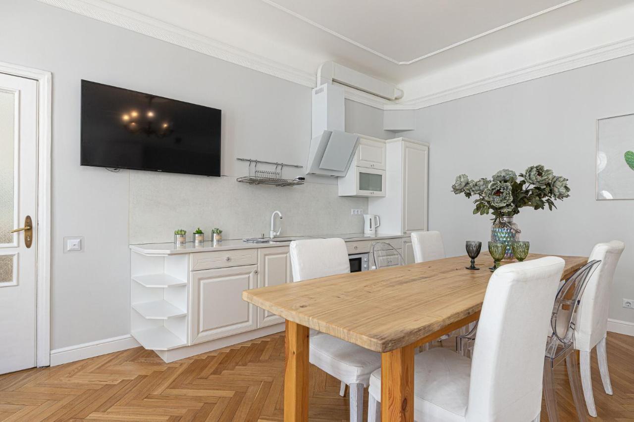 Modern History Apartment Талин Екстериор снимка